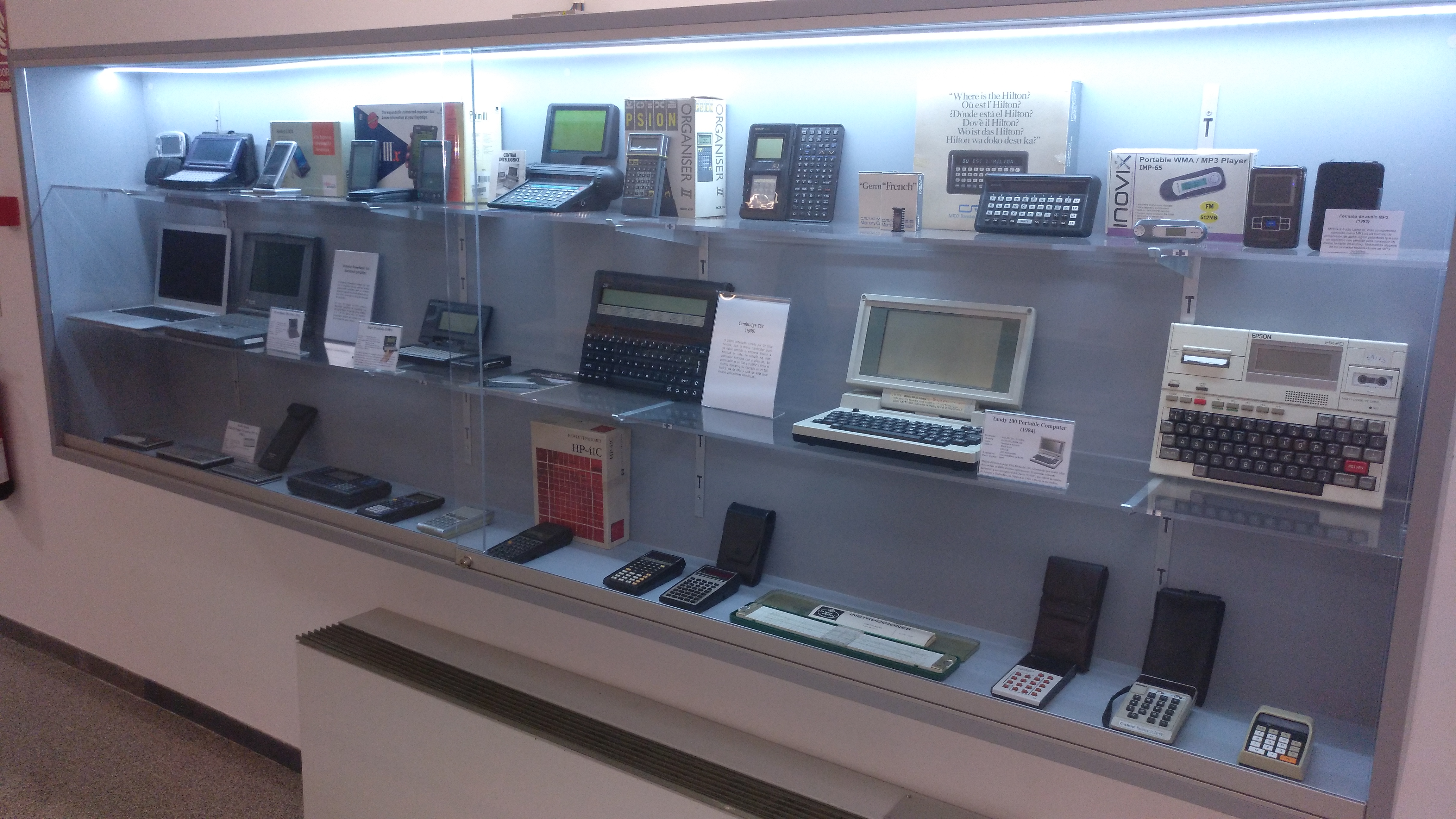 Calculadoras electrónicas, ordenadores portátiles, PDA's, y otros dispositivos portátiles